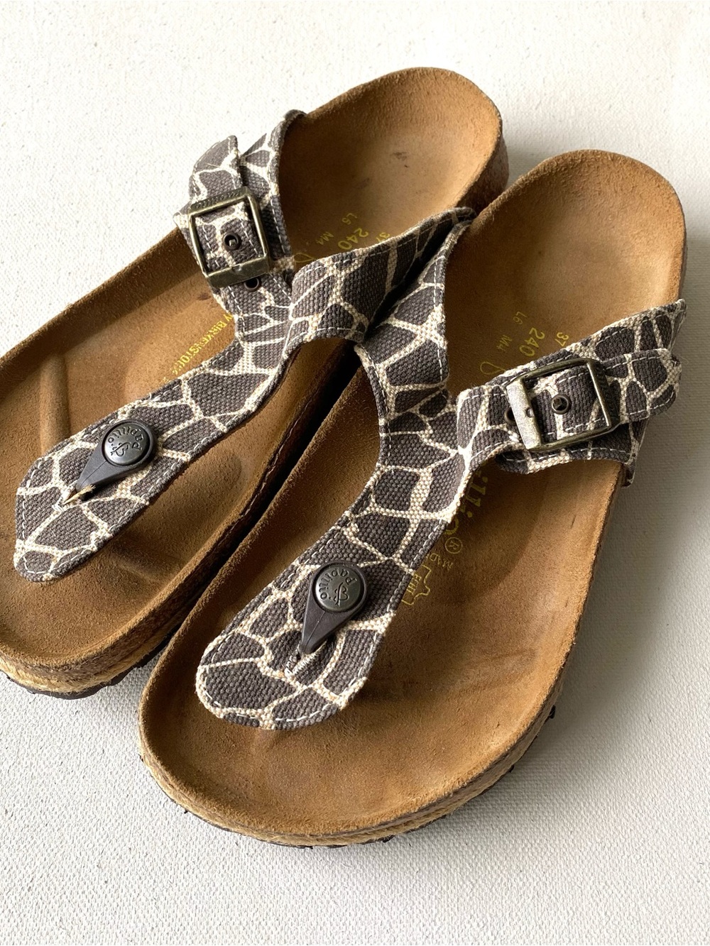 *NEW* Birkenstock • Papillio Giraffe Print Gizeh Sandals Sz 37